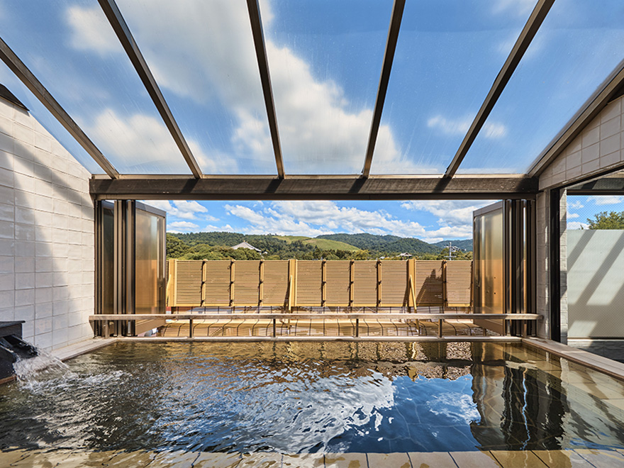 An open-air large public bath overlooking the Todai-ji Daibutsuden and Mt. Wakakusa