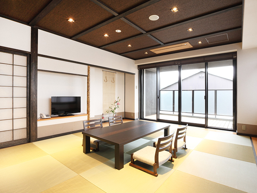 Naramachi atmosphere Japanese-style room of 13-tatami mat size (with a cypress bath)