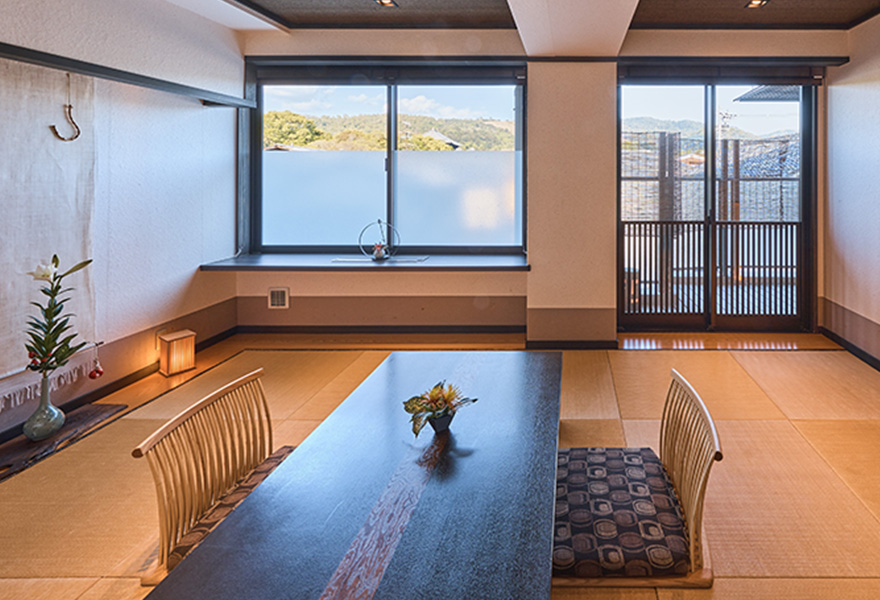 Japanese-style room of 10-tatami mat size with an open-air bath and a view of Todai-ji Temple and Mt. Wakakusa (with an open-air bath)